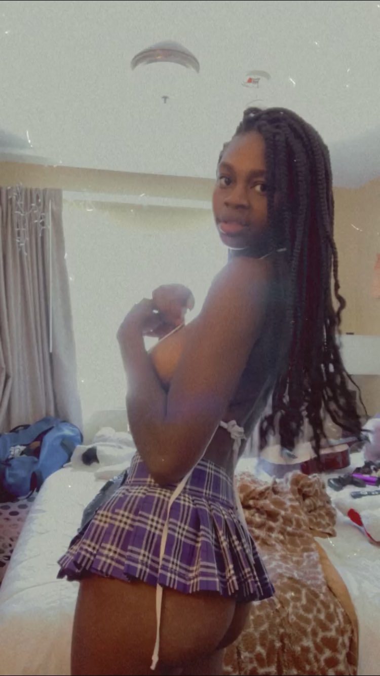If you followed me for nudes and porn and have seen me shift abruptly into fan art, activism, and homemade works of art and STAYED... That's literally all of you i haven't lost a single follower wow I've actually gained a bunch?? Thanks guys! Here's some side boob https://t.co/DF1nmlXrlA