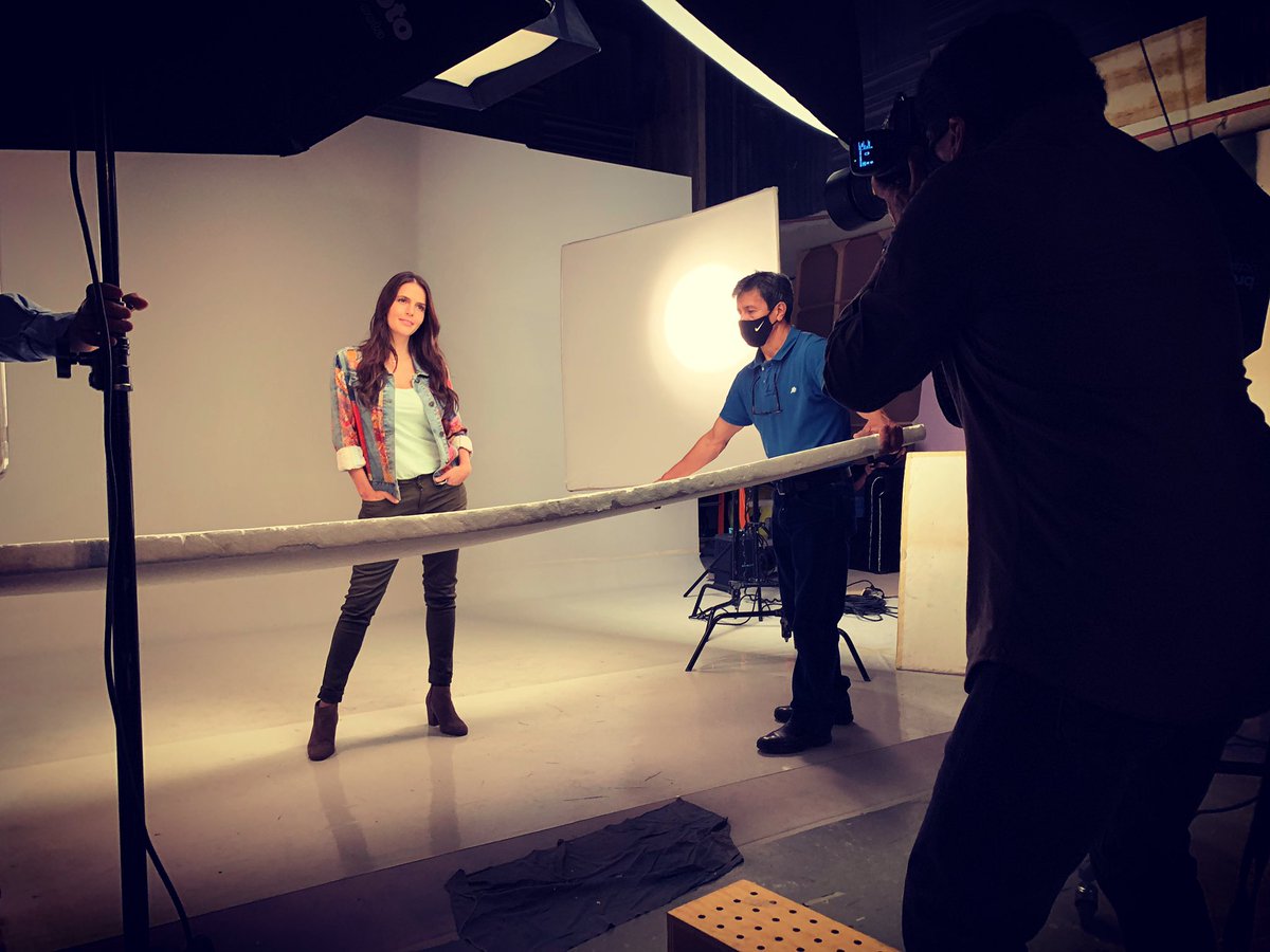 Vencermx's tweet photo. Cada vez falta menos para conocer la historia de #Ariadna. ¿Quién más ya quiere ver @claudiaalvarezo en #VencerElDesamor? 🙋‍♀️🙋🏻‍♂️🙋 https://t.co/aB9GrSUdOv
