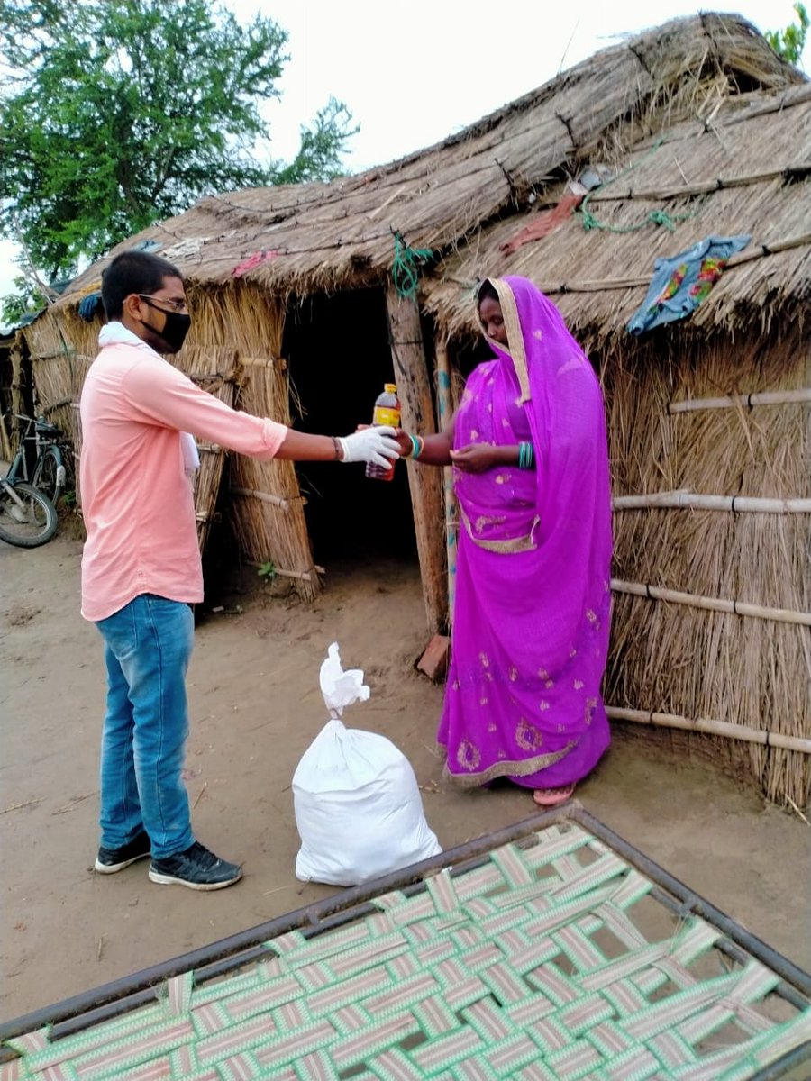 #Hopewelfaretrust reached out again to flood-prone  🌊areas of Ballia, to the people who never get settled at one place thanks to the river changing direction and destroying homes/ lives 🏠 in its way. #FeedIndia