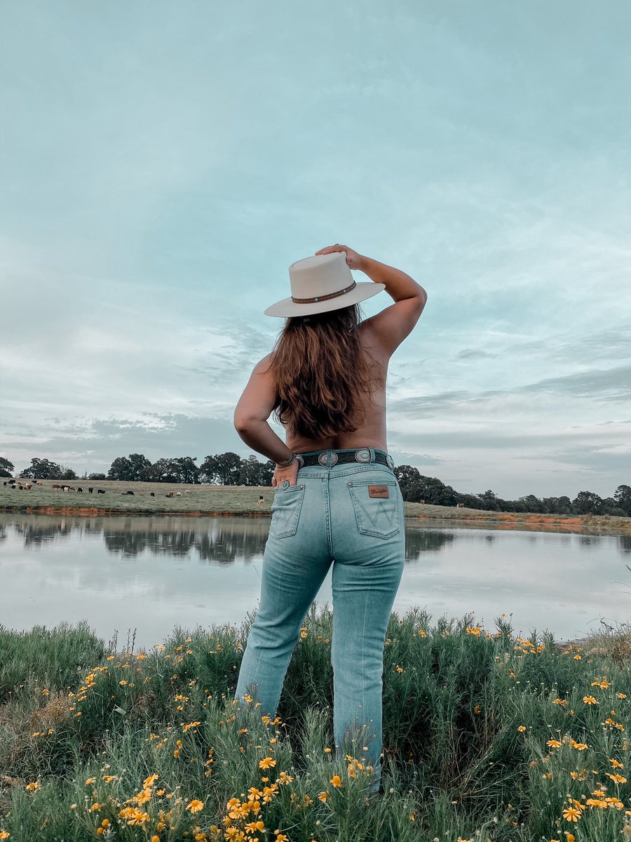 BryyyCash's tweet photo. If you need a little body positivity I 10/10 recommend doing this. I am OBSESSED with how these turned out and how much fun we had doing it 😍 https://t.co/BVXulyA954