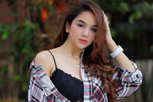 Twitter पर #modelcantik हैशटैग