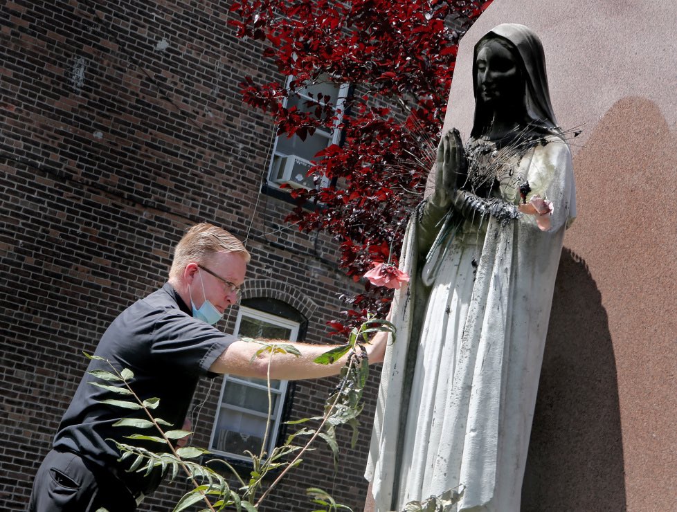 catholiccaring's tweet photo. Fr. John Currie leans over to touch the Virgin Mary statue at St. Peter's Parish which was burned by vandals today on July 12, 2020 in Boston, MA.  This is so sad 😔🙏 “Father, forgive them, they know not what they do.” - Jesus Christ @forthemartyrs https://t.co/xYxxCTWcsF