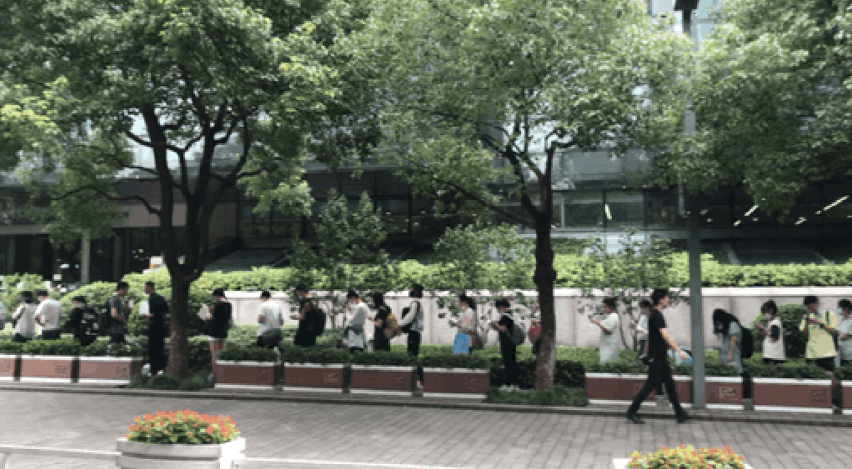 InZhejiang's tweet photo. #LifeinZhejiang Every morning, there is a long queue with the young people taking the majority in front of the #Hangzhou Public Library. According to the #library staff, since the first day of the summer vacation, the number of visitors has gradually increased. @hangzhoufeel https://t.co/sFeThTbh51