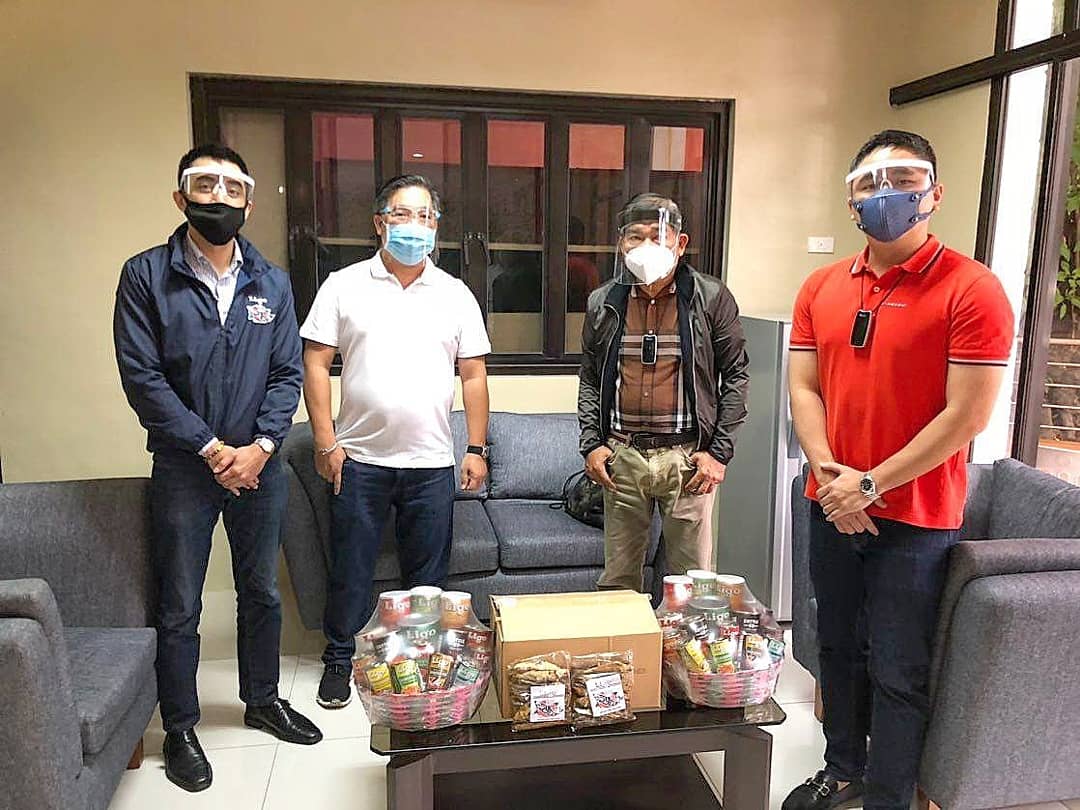 markymarktung's tweet photo. With Mayor Oscar Malapitan, Councilor Dean Asistio and Sir Felix in helping us with our donation project for the city of Caloocan. 4,500 packs of tuyo will be distributed. Difficult roads often lead to beautiful destinations. We can do this Philippines. 💪🙏🇵🇭 #LigoSaridnes #Ligo https://t.co/4pbIejTLXd