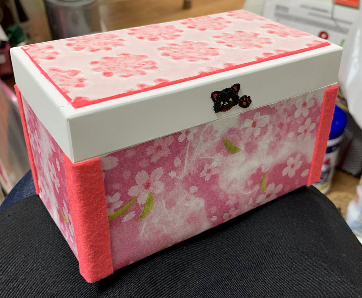 岡島たばこ店 Iqosの箱ってけっこうしっかりした造りなんですよね ちょっと100円ショップで買った折紙やらを貼り付けてみました 付属の充電器とか買い置きのタバコを入れるのにちょうどよい大きさでした