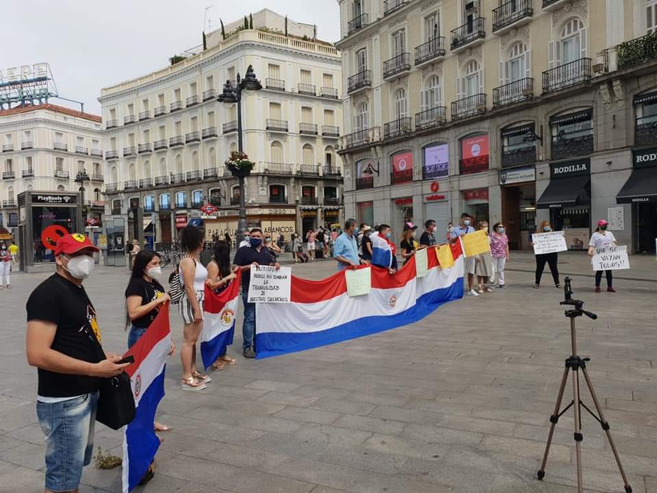 contralorespy's tweet photo. Paraguayos en el exterior apoyan el Paro Nacional contra la Corrupción e impunidad Martes 14 #ParaguaySeLevanta #BastaCarajodeRobar https://t.co/L7KAOOpElw