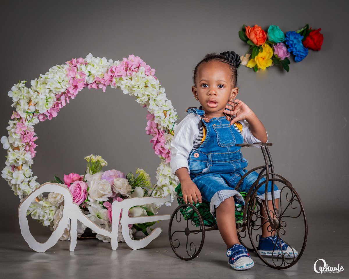 Itsmercyboi's tweet photo. T.E.N.I rides ONE...
Wardrop manager: @oludareesther 
Flower: @rainbow_jevents 
Shot by @oyekunlephotography 
#oneyearold #1year #babyshoot @ladyinredng #thephotographycircle #oyekunlephotography #abujabirthdays #babybirthday https://t.co/QnqWWT4zDm