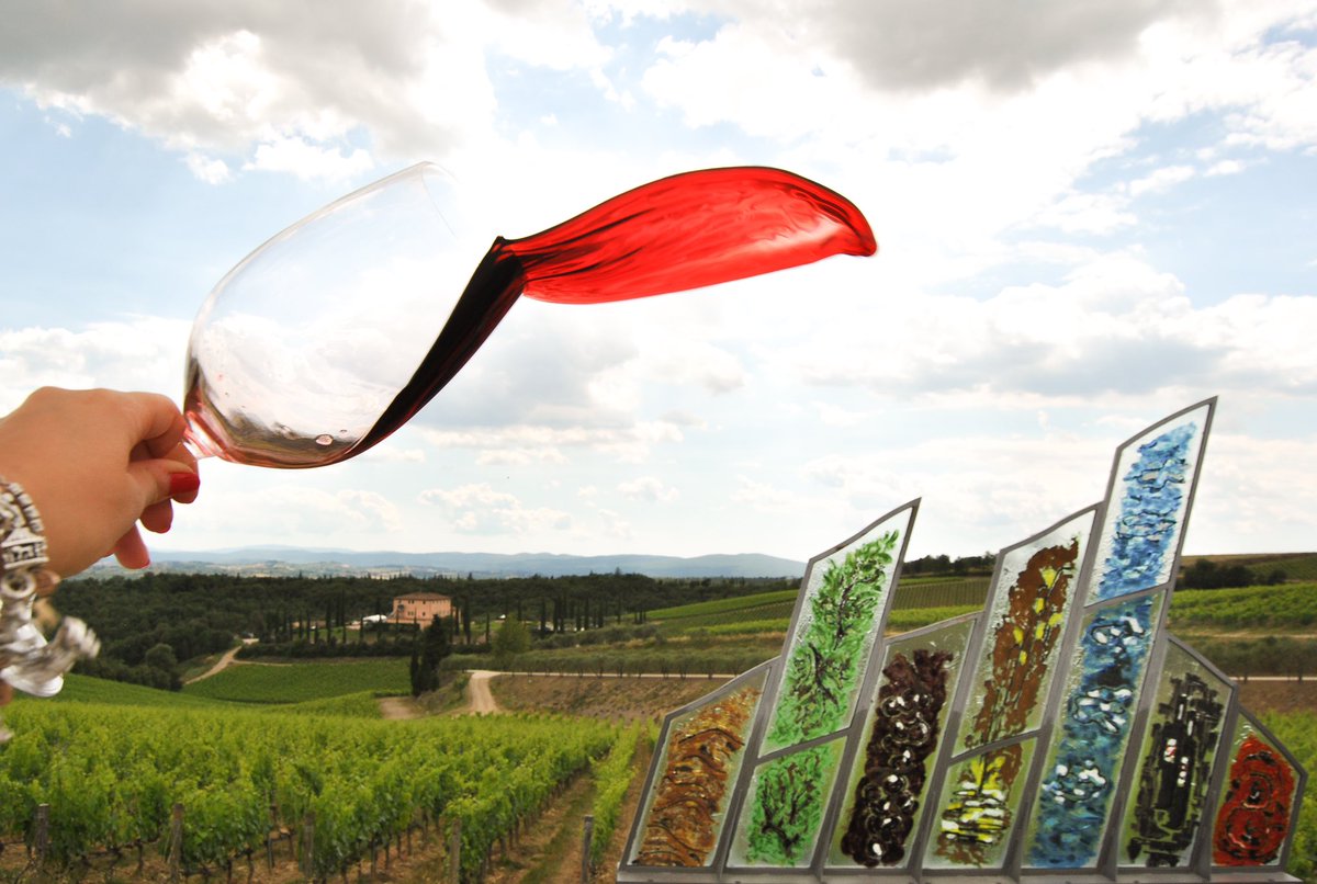 Dove vino e arte si fondono...🌈🍷
✨
 Where wine and art come together ...🌈🍷
#tolaini #tolainiwines #tolainiwine #tolainiestate #castelnuovoberardenga #chianticlassico #sustainableviticulture #alpasso #womeninwine #tuscany #toscana #mtvtoscana #mtvino