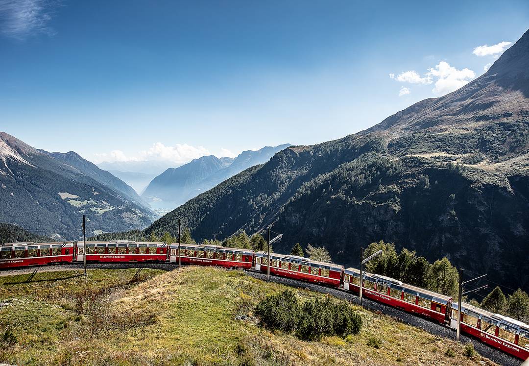 A bordo del Bernina Express potrete viaggiare in coppia a soli Chf 139.00, da Coira a Tirano e ritorno, pranzo incluso. Emozioni uniche nello splendido mondo alpino grigionese, grazie alle finestre panoramiche extra large del Bernina Express! rhb.ch/it/biglietti-e…