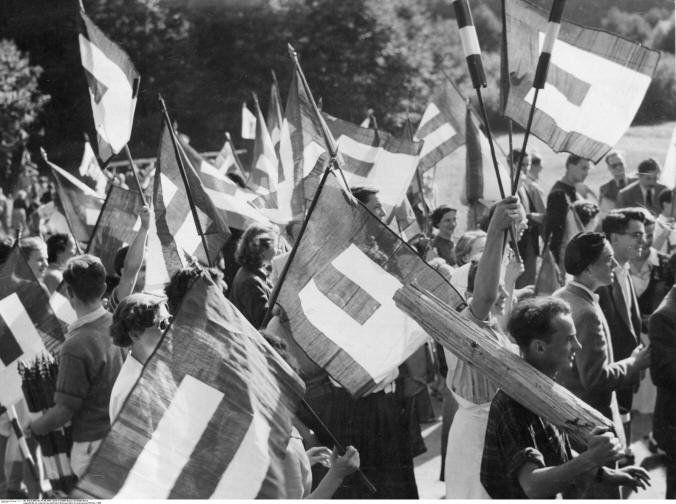 federalists's tweet photo. 🌍 #OnThisDay in 1950 over 300 European @Federalists from 7 different countries took by storm the German-French border.
🕊️ They staged the protest where their parents & grandparents faced each other in battle before.
#EuropeWithoutBorders #toFedEU https://t.co/grvGKKdl4s