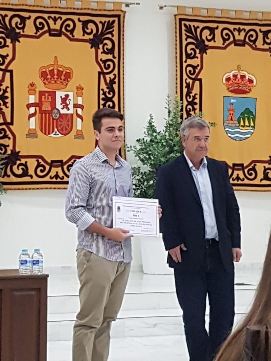 Queremos dar nuestra enhorabuena a Carlos Granja Carrasco, alumno de nuestro Centro, por recibir el Premio a la Excelencia Educativa en Bachillerato de manos del Alcalde de Estepona, D. José María García Urbano.
¡Suerte a todos los que os habéis presentado a la PEvAU!