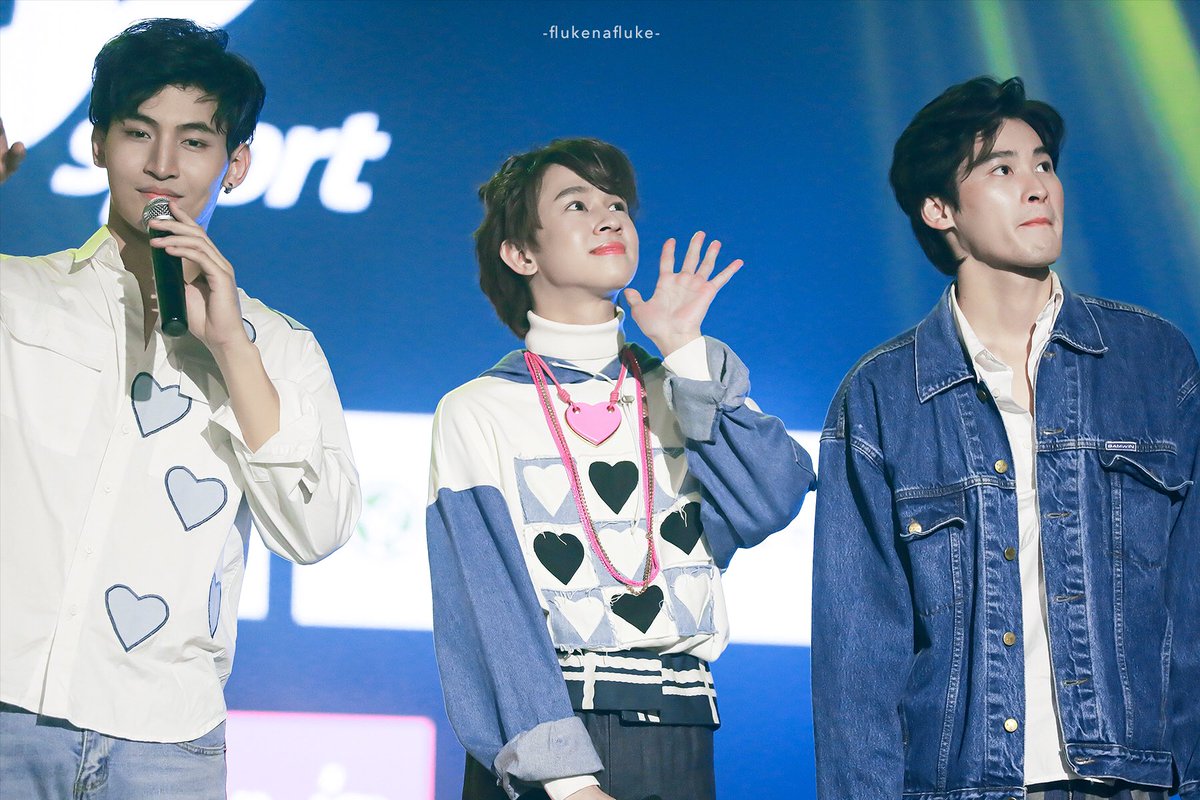 flukenafluke's tweet photo. หนึ่งเจี๊ยบกับสองลุง

#เจ้าแก้มก้อน #fluke_natouch #OhmFanMeeting https://t.co/ZW2vwXhygD