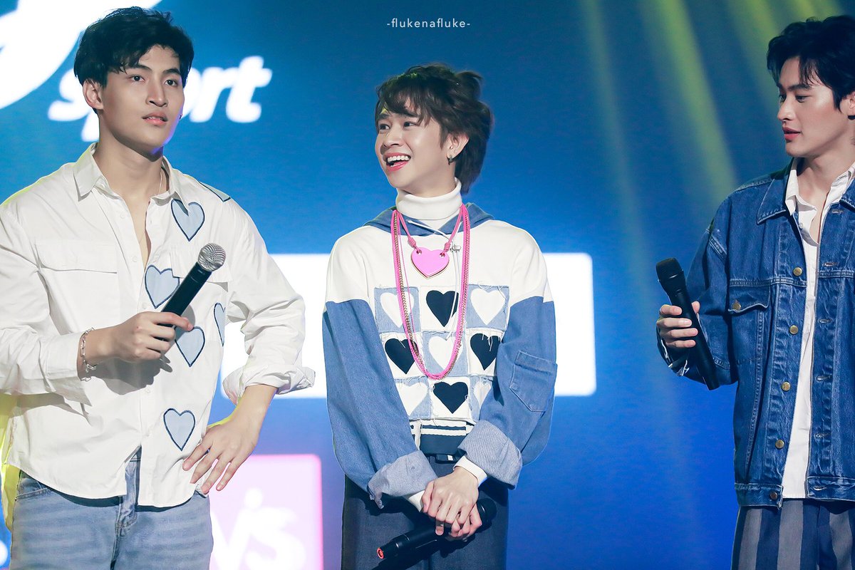 flukenafluke's tweet photo. หนึ่งเจี๊ยบกับสองลุง

#เจ้าแก้มก้อน #fluke_natouch #OhmFanMeeting https://t.co/ZW2vwXhygD