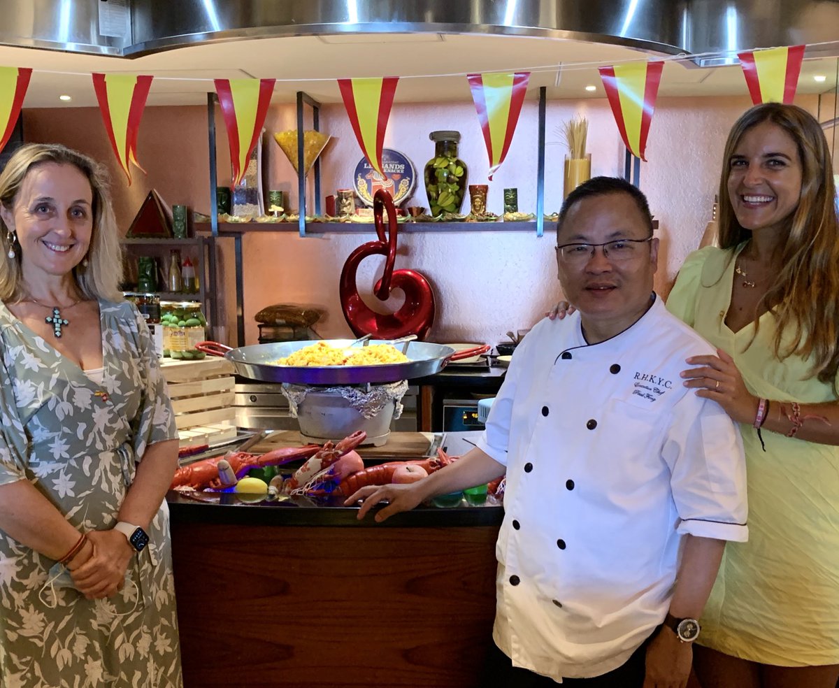 ICEXHongKong's tweet photo. Exitosa promoción #española en #RoyalHKYachtclub con productos del importador local @ClassicFineFood, incluyendo @_laprudencia, @olmedaorigenes y @OlisBargallo

#EspañaEnHongKong https://t.co/M7EeElQZFq