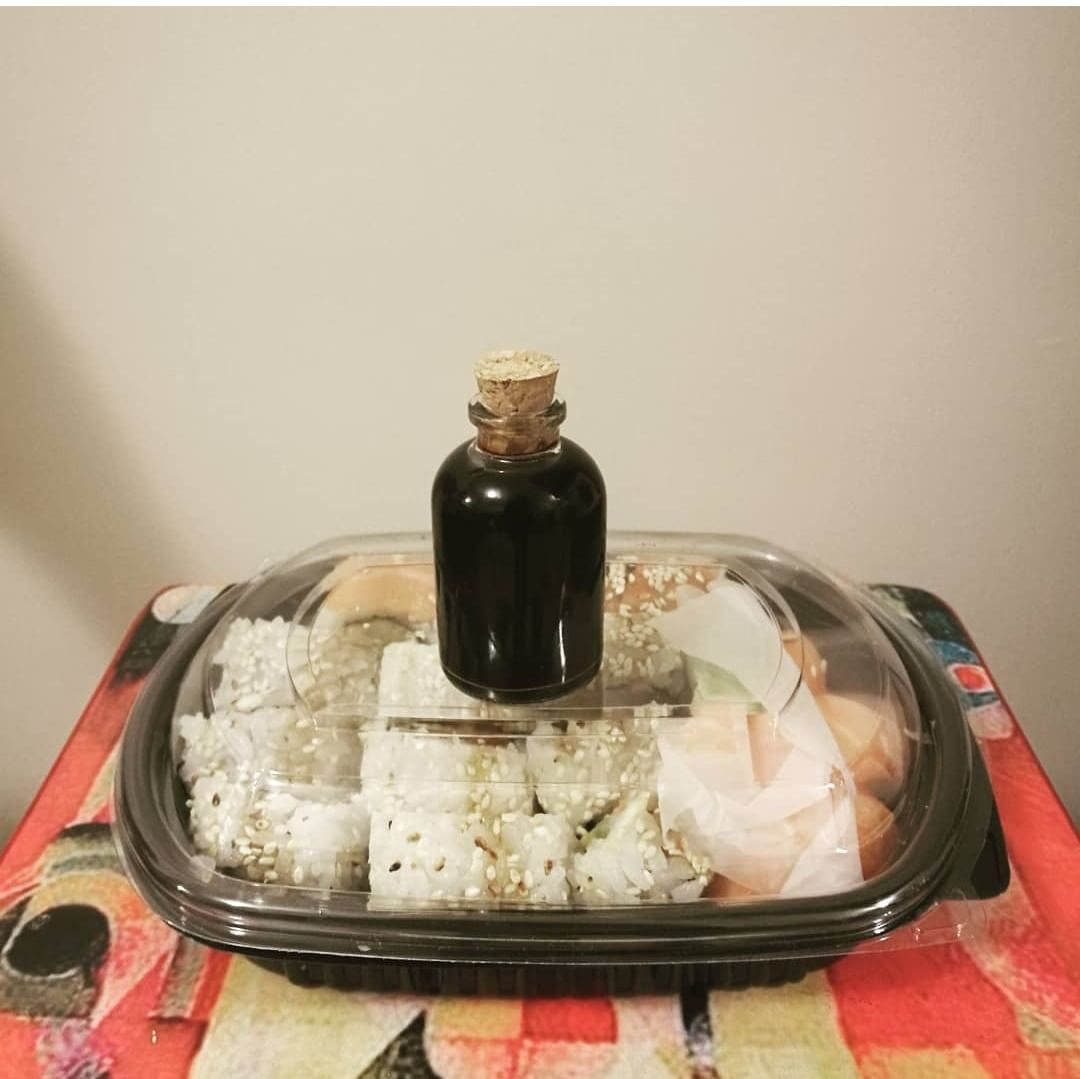 Hace 2 años hice post sobre el packaging imperfecto de un pedido de delivery de sushi (foto der). Sin bolsa, sin palitos, botella de vidrio en vez de plástico.

La versión 2020, aunque no tiene vidrio y tiene bolsa, pero la bandejita es reutilizable (<a href="/cotnyl/">Cotnyl S.A.</a>)