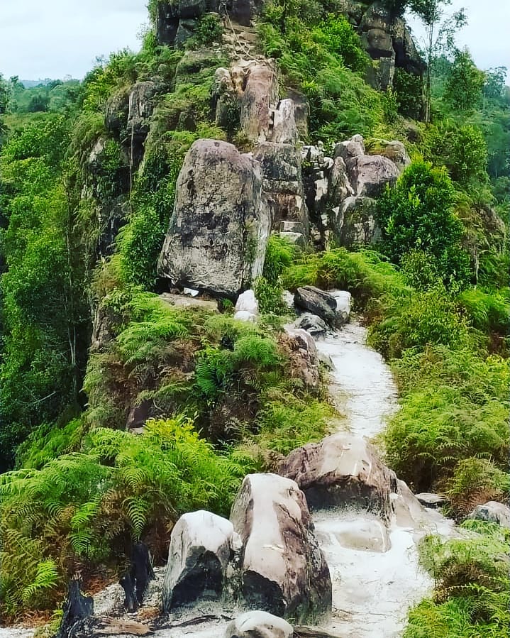 Objek Wisata Alam Batu Dinding Samboja