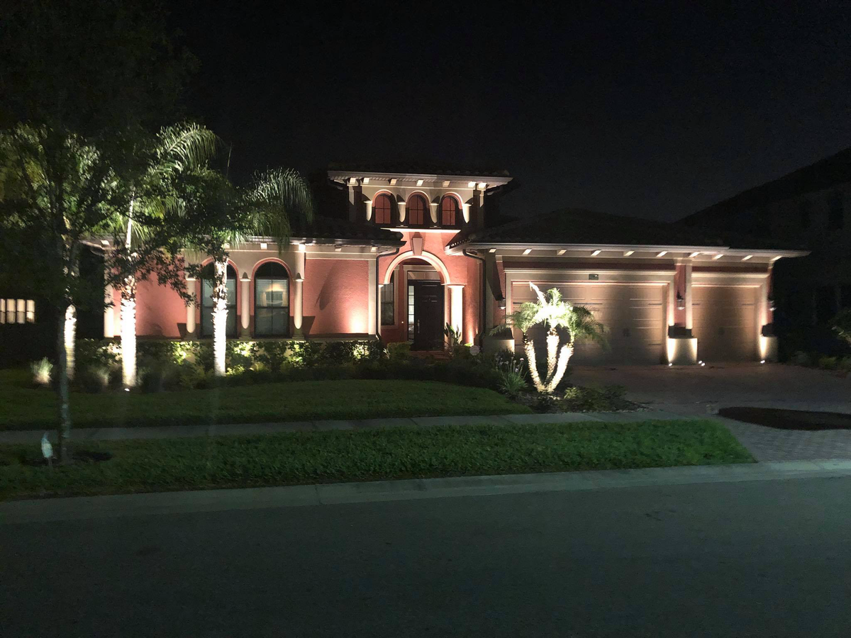 ledartistry's tweet image. One of Tampa's best lit properties!  #LEDlandscape lighting #landscapelighting #americanmadeLlights #bestlithome #Architecturallighting