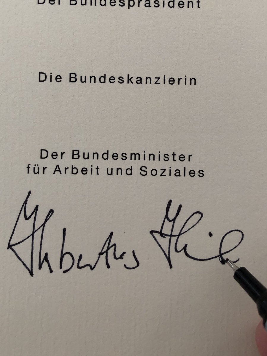 So kann die Woche beginnen! Habe gerade das Gesetz zu Einführung der #Grundrente unterschrieben. ⁦⁦<a href="/BMAS_Bund/">Bundesministerium für Arbeit und Soziales</a>⁩