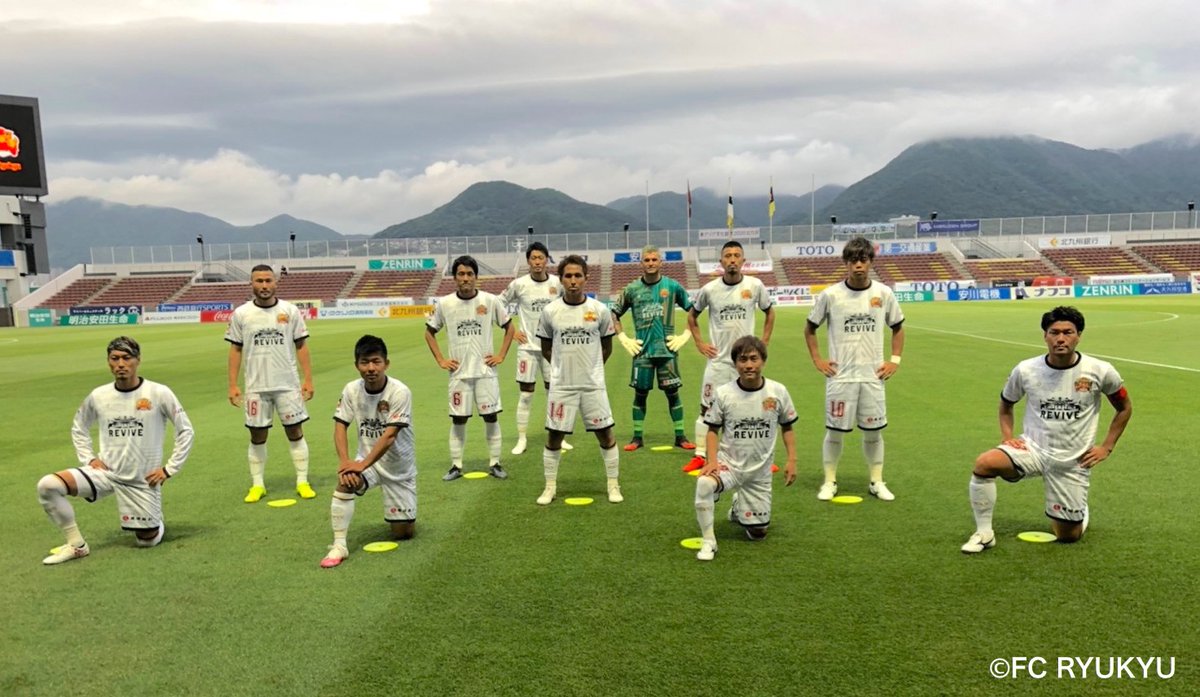 Fc琉球 Fc Ryukyu 各チーム 試合前の集合写真も ソーシャルディスタンス を意識した写真を撮っておりますが Fc琉球 は 首里城 をイメージして撮影しております Jリーグ 集合写真 J League T Co Oleb94ecvo Twitter