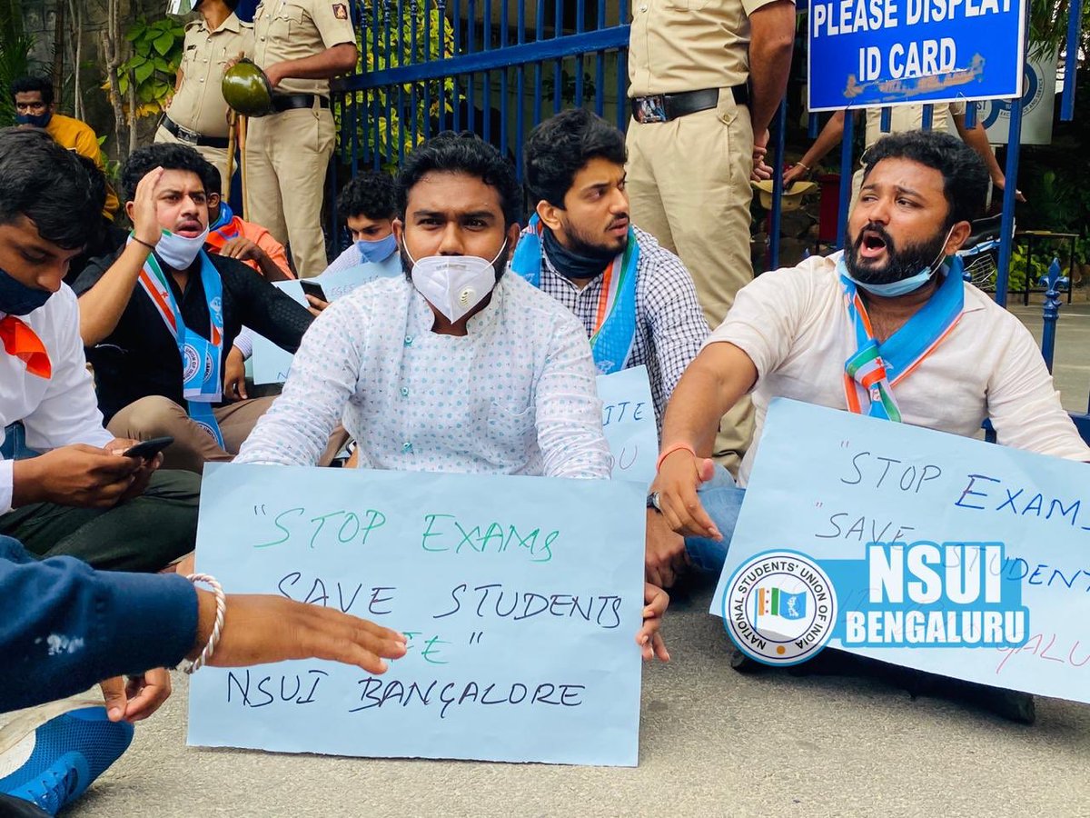 manjunathansui's tweet photo. #NSUIKarnataka staged protest infront of @ChristBangalore demanding the cancellation of online examinations. Inspite of governments order the #Christuniveristy is conducting the exams from today. #NoExamsInCovid #ChristUniversity @nsui @NSUIKarnataka @guptar https://t.co/UgNP9ZFm73