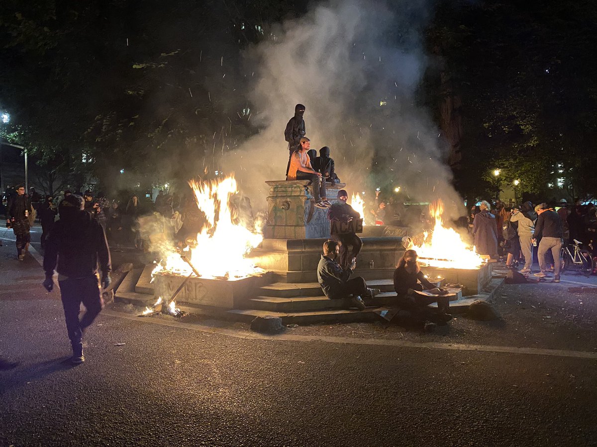 Kalen From Scriberr En Twitter Happening Now In Portland Antifa Rioters Ignite Fires In The Recently Desecrated Elk Statue Fountain