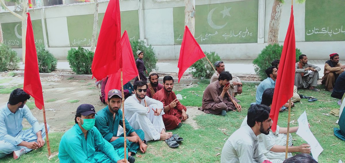 AHK262's tweet image. Duki:
PSF recorded it&apos;s protest against unjust policies of HEC. It is for the first time in Duki&apos;s history that students of a party came to roads for their rights. More power to PSF.
It is possible due to @Sarwar_J_Nasar @AlamgirAfghan 
#endonlineclasses 
#psfforstudentrights