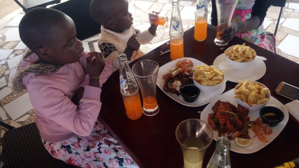 Burhani_ChegoVL's tweet photo. Ilikuwa Jumapili Tamu Sana.
Nipo na pacha tukiwa na #Dada_Mkuu #Sasher na #Akili_Kubwa MTU ambaye ashindwi kitu #Salha Wanasimba wenzangu....Kabla ya mtanange wa mechi ya jana kuwapa Yanga Mtandao wa 4G mpaka kumfanya Morrison kukimbia chini. https://t.co/GfnZ0H6adH