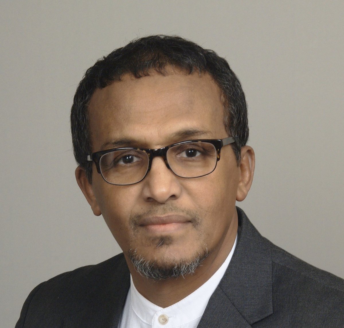 Can we stop pretending  @Abukar_Arman is an intellectual with something profound to say? He claims to be a political analyst and his credential is he was a "diplomat for Somalia." A career with no footprint. Let’s examine Mr. Arman the "political analyst" at his best(THREAD)
