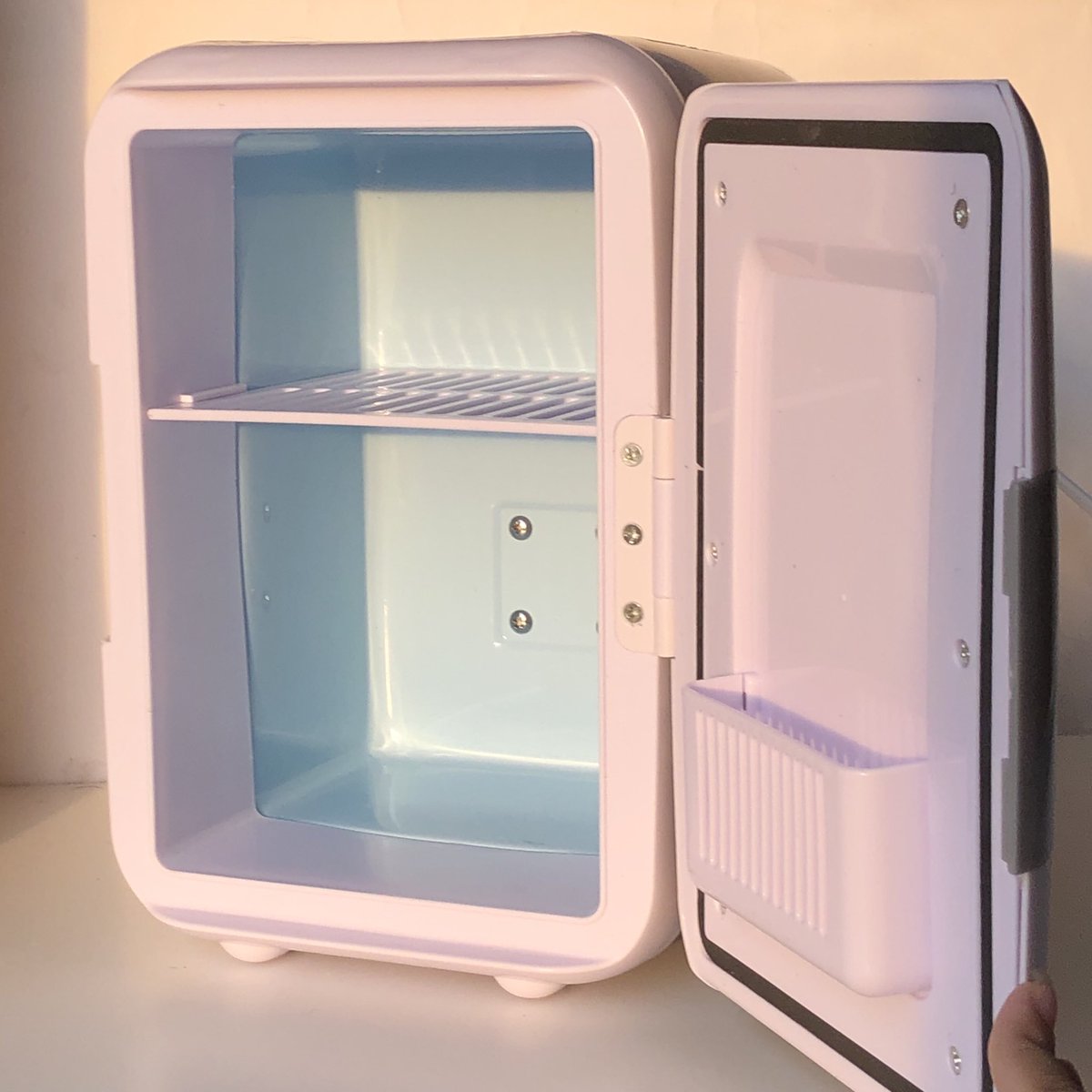 น่ารักมั้ยยย ตู้เย็นmini🧖🏻‍♀️ ✨เห็นแบบนี้เย็นจริงนะเสียบสายชาร์จไว้แปปเดียวก็เริ่มเย็นแล้ว มีหัวแบบไว้เสียบในรถให้ด้วย พกไปวางไว้ในรถสบายๆเลย ส่วนเราตั้งในห้องแช่ขนมตุนดูซีรีย์55555 #ไว้รีวิวห้ามขายของโว้ย