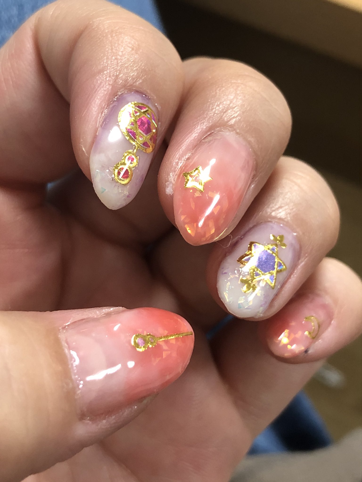 ゆであずき キャンドゥでかわいいセーラームーン風のネイルシールを見つけたので使ってみた 時間がないので適当 でもホロがキラキラでかわゆい セーラームーン 風 セルフネイル ジェルネイル T Co Rn1a6ujdfe Twitter