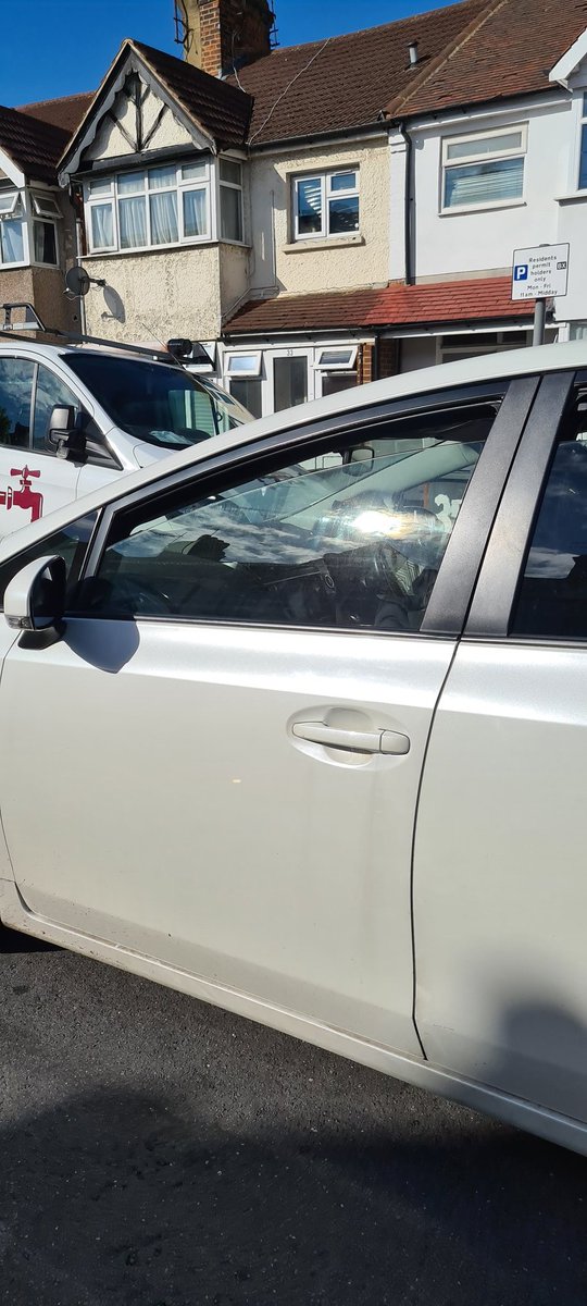 OnlineforuL's tweet photo. . @BarnetCouncil block Street to give tickets for other cars blocking the street https://t.co/ZVxEHFSFgQ