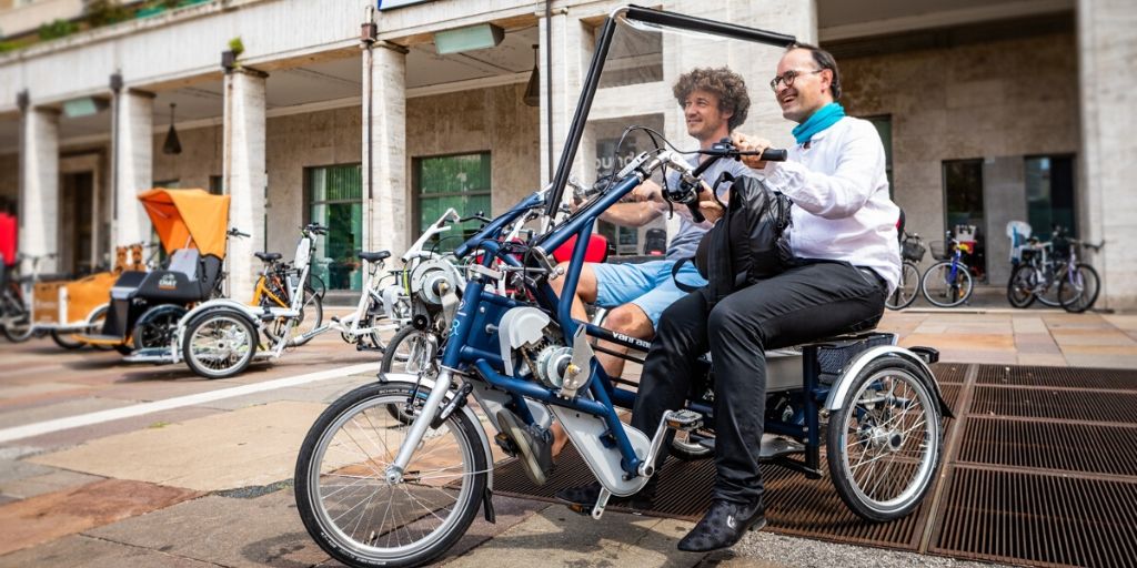 VanRaamBikes's tweet photo. Also at Remoove Srl in Italy 🇮🇹 they are very happy with the protection screen for the Fun2Go duo bike. This way, more and more people can cycle together again! 😃 Read more about the protection screen in the article ⬇️
https://t.co/yoilZ7jsMi
#protectionscreen #corona #duobike https://t.co/EgRyS5I1Jf