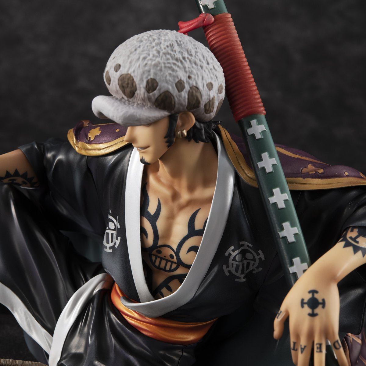 One Pieceスタッフ 公式 着物を着崩し不敵に笑うローが登場 本日発売のジャンプ グラばこ では 人気フィギュアシリーズp O Pより登場する ワノ国衣装のトラファルガー ローを紹介 年9月上旬まで受注中 男の色気漂う死の外科医を手に入れ