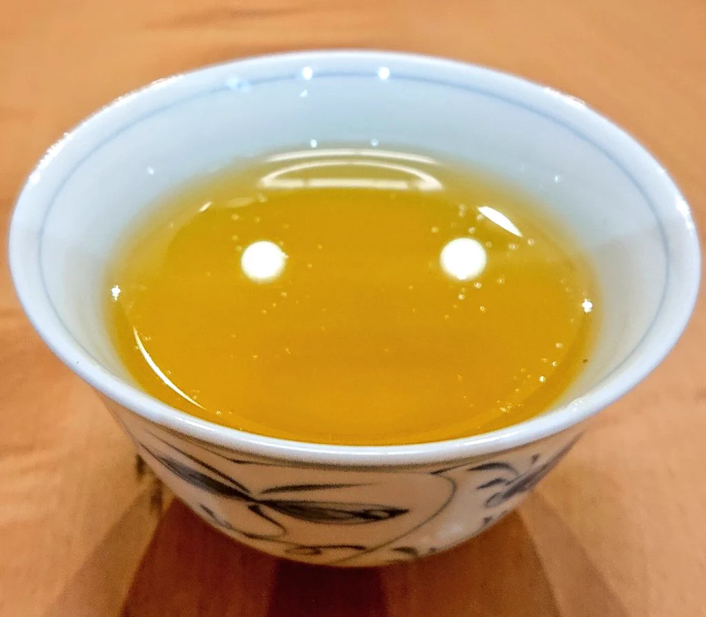 お茶を淹れた際に表面に浮かぶ「ホコリ」は「毛茸（もうじ）」という、若い新芽のうぶ毛らしい！！