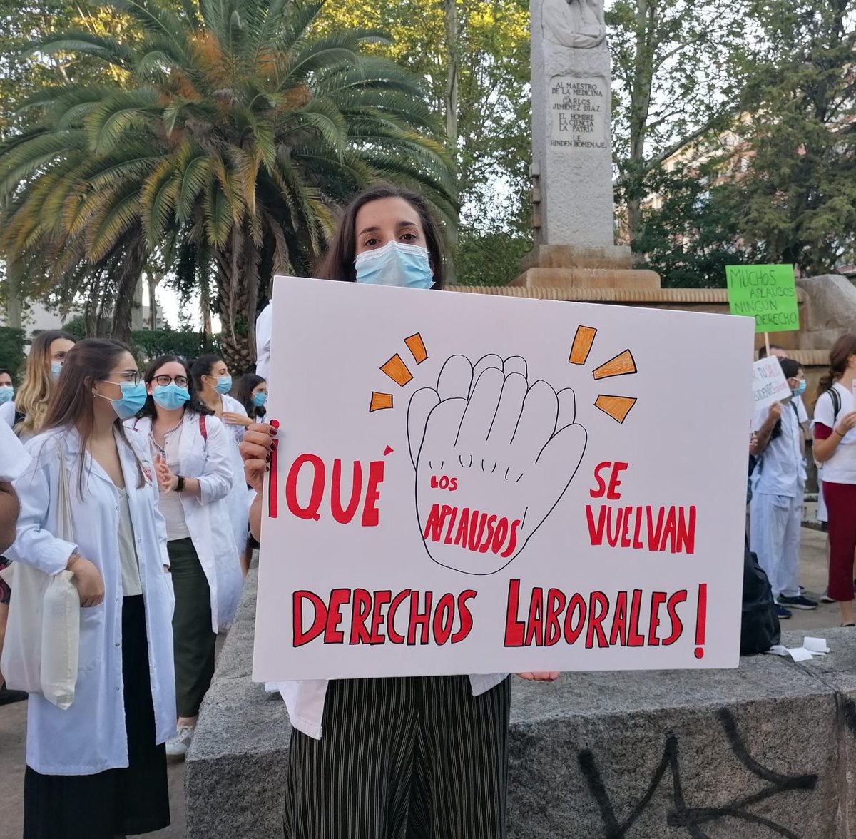 MUDmedicos's tweet photo. ¡QUE LOS APLAUSOS SE VUELVAN DERECHOS LABORALES! 👏🏻👏🏻
💥 HOY comienza la #HuelgaMIR por un #ConvenioMIRYa !! 💥 APOYO ABSOLUTO desde @MUDmedicos ✊🏻🩺 #MÉDICOSdicenBASTA #MásInversiónMenorPrecariedad @huelgamirmadrid RT 🔊 https://t.co/Wb1G6gq6TE
