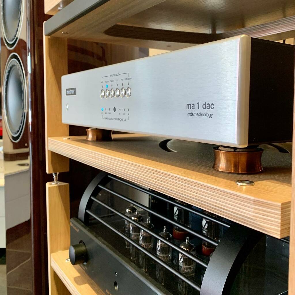 AudioVenue's tweet photo. Elevating the Meitner Audio DAC, Quadraspire’s QPLUS Reference. Feet. #meitner #edmeitner #meitneraudio #fynespeakers #fynef702 #ma1 #quadraspire #primaluna #lateralaudio #quadraspireqplus #primalunaaudio #qplusference #hifilondon #hifi #westlondonhif… https://t.co/tOYGoECuUZ https://t.co/O9PqYlYGL2