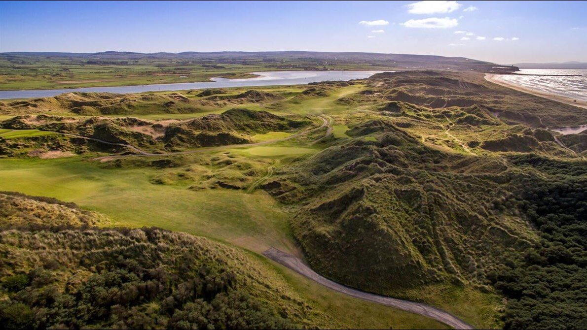 FairwaysFundays's tweet photo. The famous @PortstewartGC on the north coast of Ireland is home to three beautiful golf courses including the iconic Strand course. 
The Strand course hosted the @DDFIrishOpen in 2017 and offers one of the best tests of links golf on the island of Ireland 🏌️‍♂️☘️🏌🏻‍♀️ https://t.co/M5SAmGL9yA