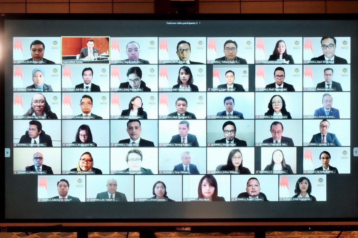 Memberikan kuliah umum sekaligus membuka secara resmi pendidikan berjenjang diplomat Sesdilu 67 dan Sesparlu 65 pagi ini (13/7).