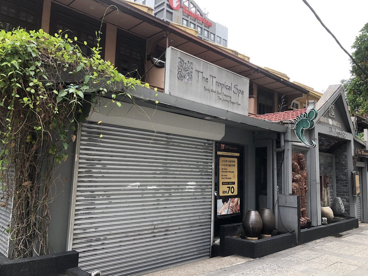 takagiikuto's tweet photo. アロー通り裏の人気マッサージ屋さん「タイトロピカルスパ」。

シャッターにlori sewa（不動産レンタル？）と書いてるので閉店してしまった様子😥

#アロー通り #マッサージ #tropicalspa 
 #ブキビンタン #bukitbintang https://t.co/Mny6j97UIK
