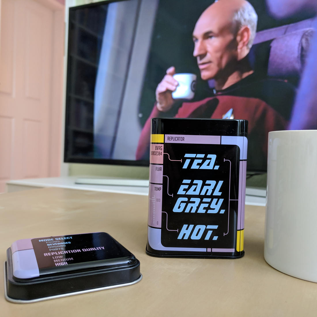 \"Tee. Earl Grey. Heiß.\"

Happy Birthday Patrick Stewart (* 13. Juli 1940) 