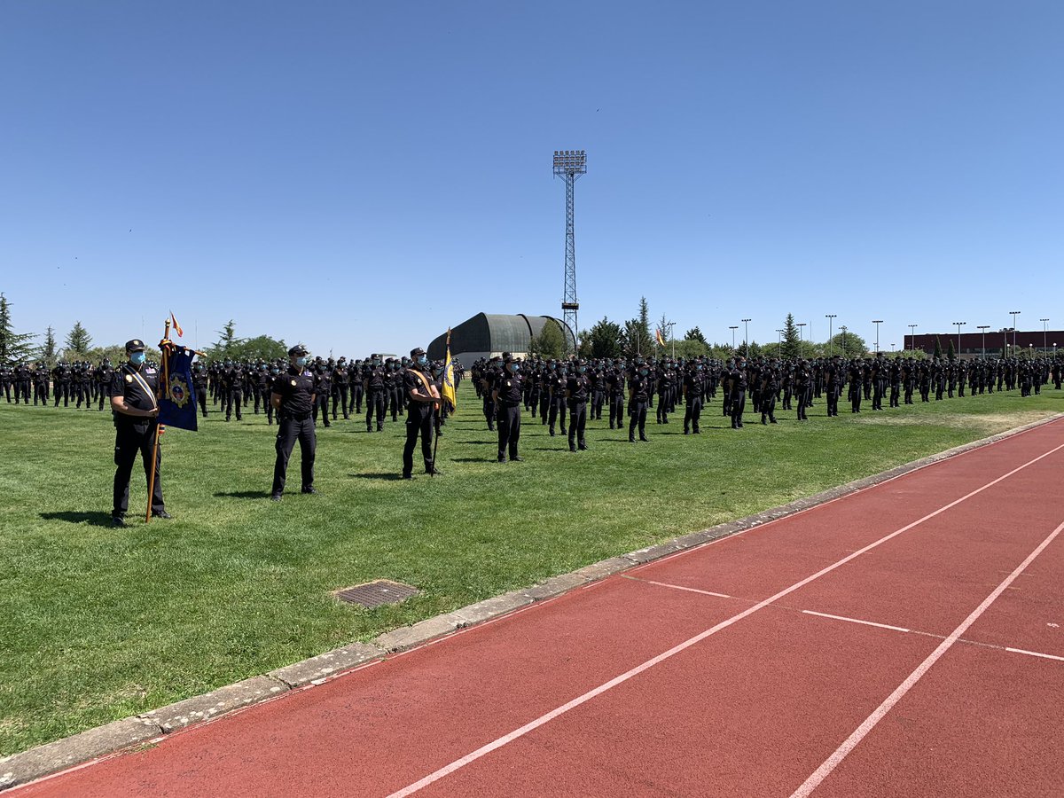 PoliciaEscuela's tweet photo. En este Acto ha participado 1/4 parte de los alumnos de la #ENP que, durante un mes, iran pasando semanalmente en tandas de 700 👮🏻👮🏻‍♂️ para examinarse y realizar las últimas prácticas 🏋️‍♀️🏃‍♀️🚓⛑📝💙. https://t.co/hDk7MxsGOK
