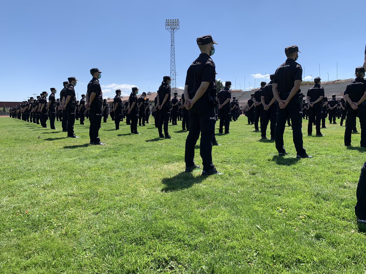 PoliciaEscuela's tweet photo. En este Acto ha participado 1/4 parte de los alumnos de la #ENP que, durante un mes, iran pasando semanalmente en tandas de 700 👮🏻👮🏻‍♂️ para examinarse y realizar las últimas prácticas 🏋️‍♀️🏃‍♀️🚓⛑📝💙. https://t.co/hDk7MxsGOK