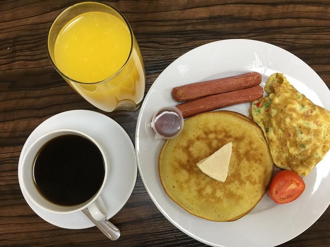 tawonafoods's tweet photo. Enjoy breakfast from Tawona Foodsππ
Tea, coffee or fruit juice with fried eggs , pancakes and sausage π tastes just like home!
.
βοΈ 09052212122 or
βοΈ08114172104 to place your order
#Covid_19
#tawonafoods
#MondayMotivaton
#mondaythoughts #breakfasthour https://t.co/GLb7ek8qbg