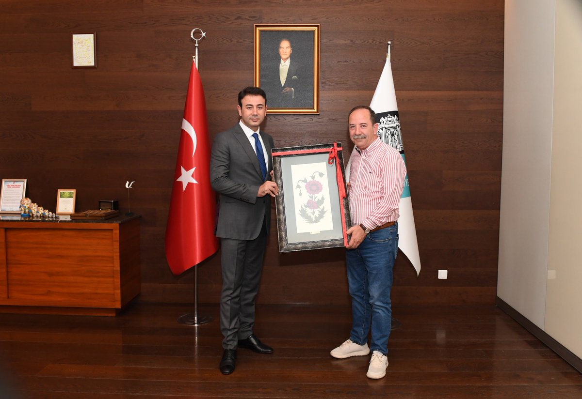 RizaAkpolat's tweet photo. Değerli @EdirneBel Başkanımız @recepgurkan ’a nazik ziyareti ve anlamlı hediyesi için teşekkür ederim. Halkımız için canla başla çalışmaya devam edeceğiz. https://t.co/frjCtDdIFI
