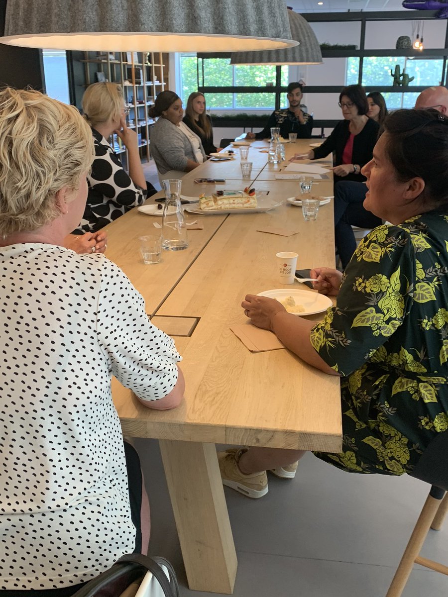 Trots op de nieuwe samenwerking <a href="/haagwonen/">Haag Wonen</a>&amp; #spoor22. De bestuurder van Haag Wonen tekent de samenwerkingsovereenkomst. De sociaalwerk studenten die per sept stage gaan lopen bij Haag Wonen zijn ook aanwezig. #samenontwikkelen #desociaalwerkervandetoekomst <a href="/ROCMondriaanWz/">SPOOR 22</a>