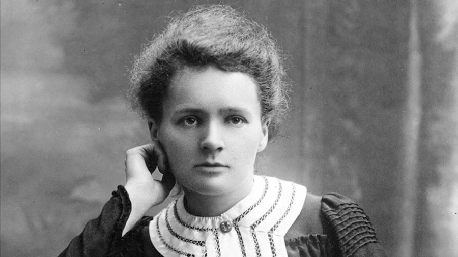 "Usted no puede esperar construir un mundo mejor sin mejorar a las personas. Cada uno de nosotros debe trabajar para su propia mejora".

Madame Curie