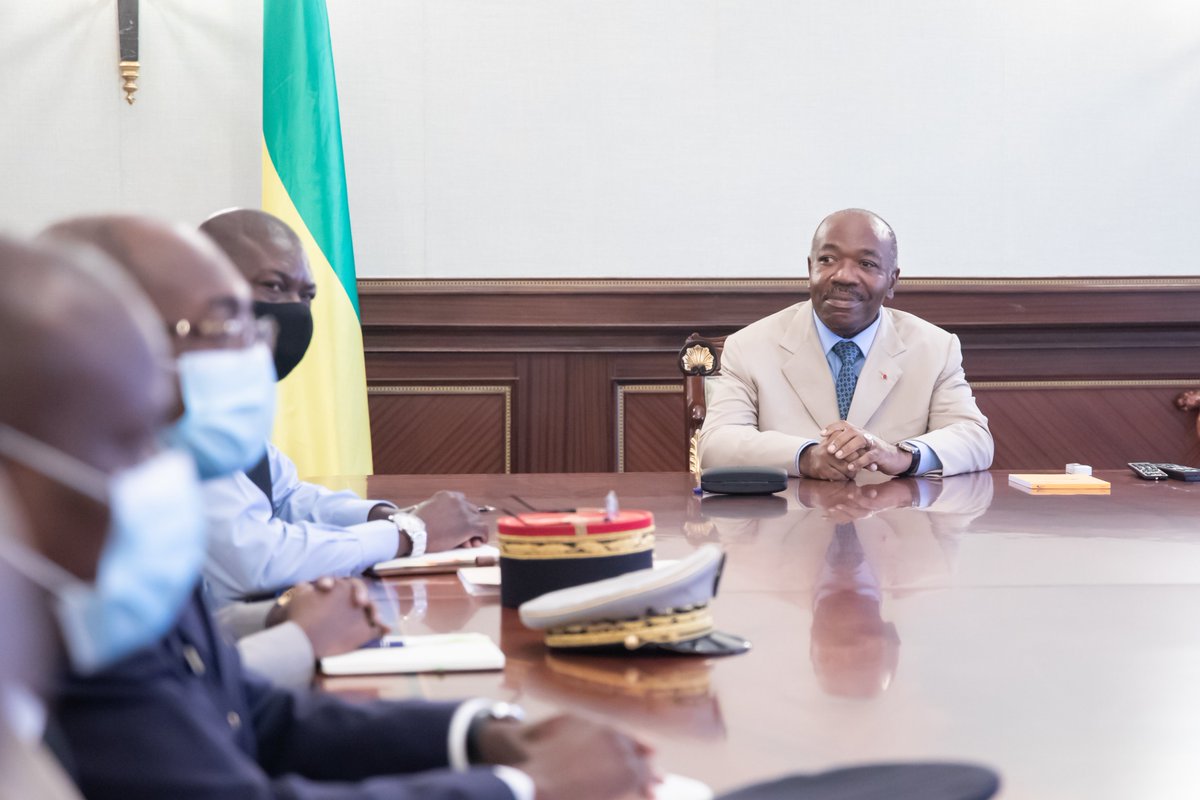 Je me suis entretenu ce jour à la Présidence avec les commandants en chef des différents corps chargés de la sécurité intérieure et extérieure du #Gabon.
La #protection des populations, au sens large, est la première de mes attributions et l'une de mes principales préoccupations.