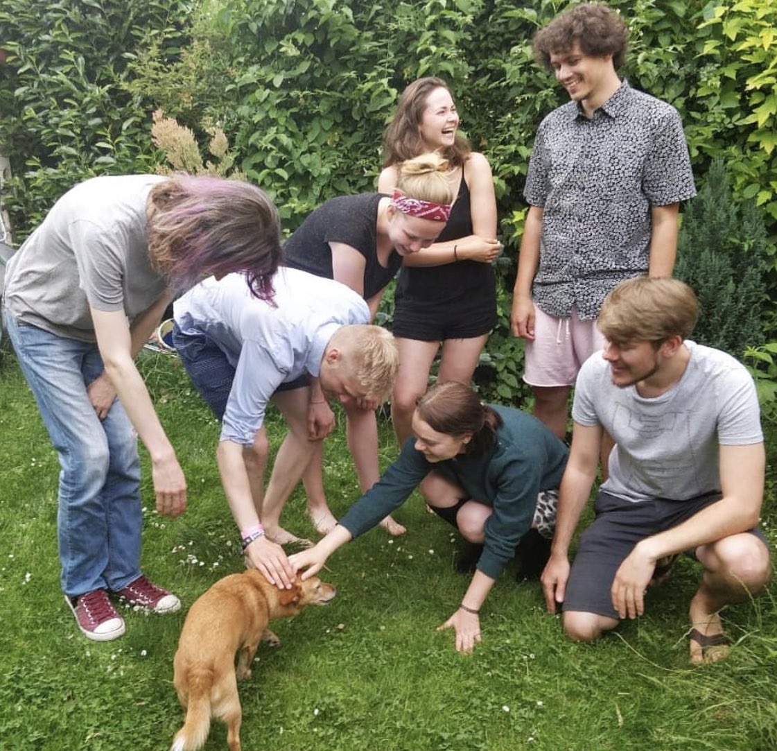 Grüne Jugend Köln looking at Hund

Quelle: Instagram von der Grünen Jugend Köln