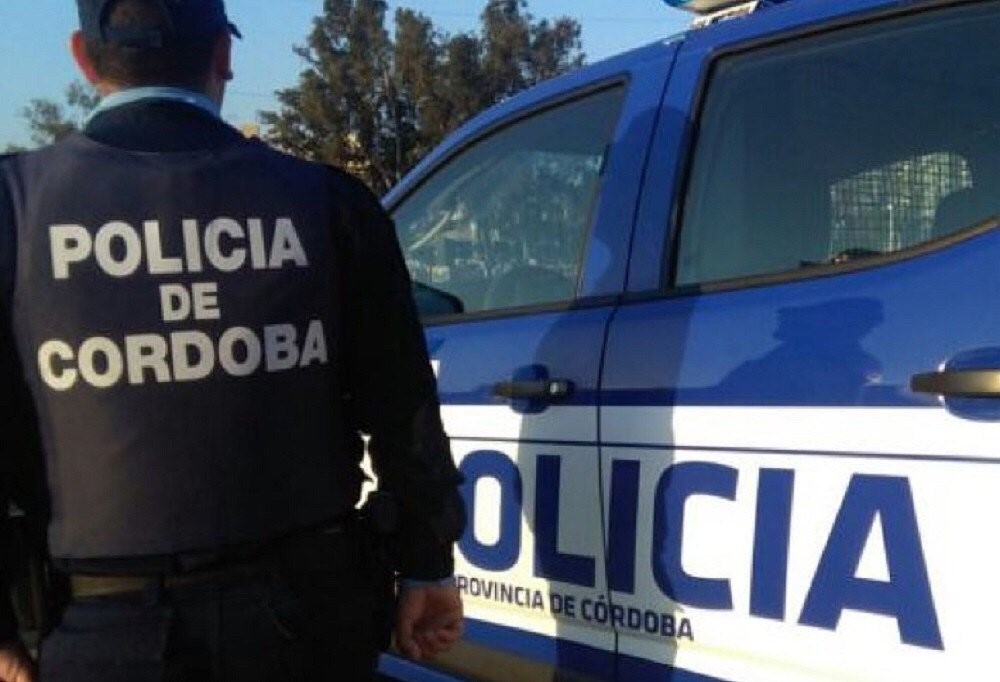 PoliciaCbaOf's tweet photo. #CAPIX B° Panamericano. Un joven de 25 años fue #Detenido tras ser sorprendido en el techo de una vivienda. Se secuestraron prendas de vestir, sustraídas del patio de la casa. https://t.co/WdBD10iVqy