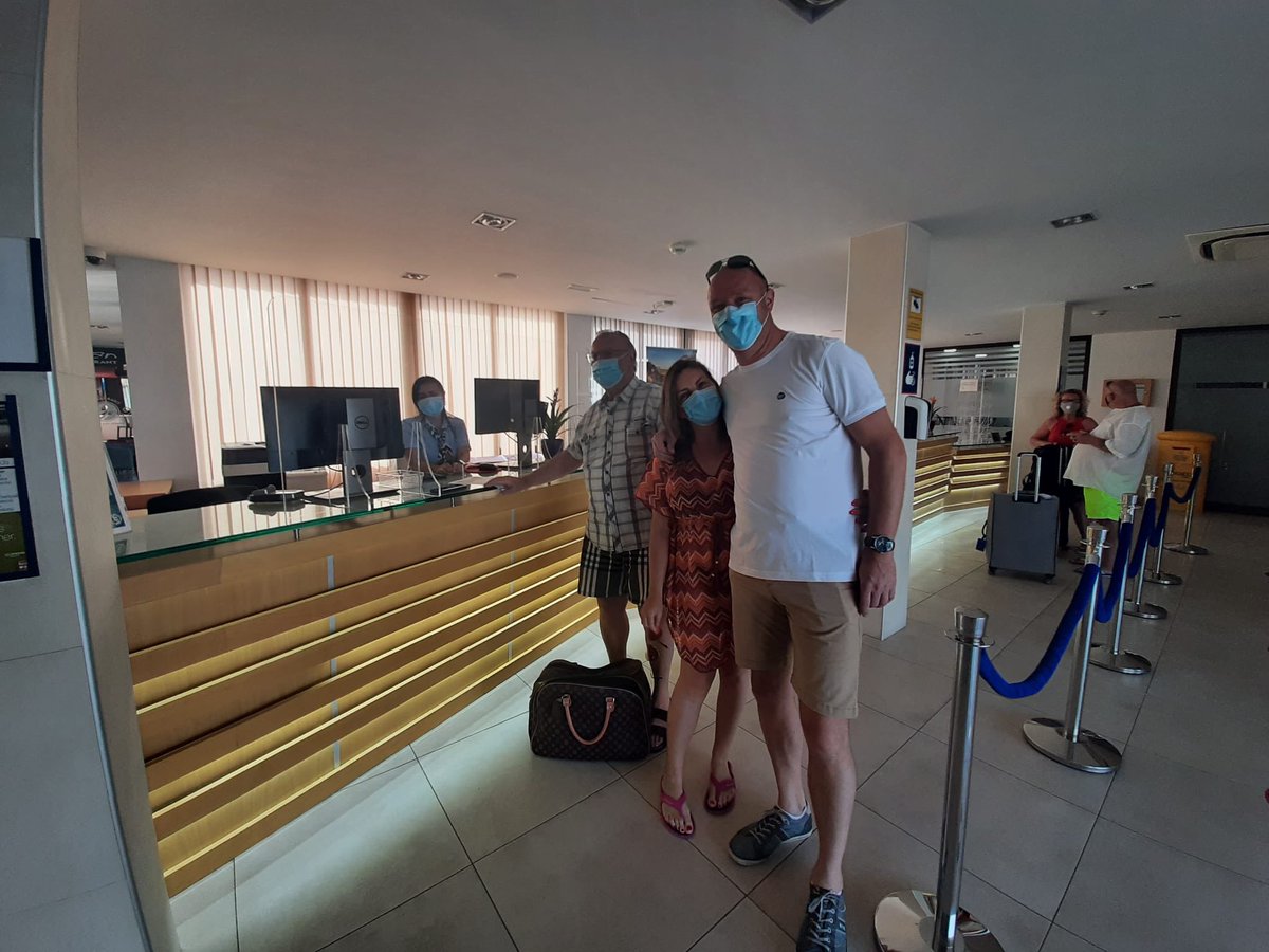 And we are #Open with our first #Members arriving at #RoyalSunsetBeachClub for a #Contactless #Checkin #WelcomeHome #Covidclean #EligeTenerife @MinervaRSB @EmmaJrsb @JesusG_RSBC @Marga_RSBC @ClaudiaGMorell @Ruth_RSBC @NereidaRSB @Jesusmanuel1975 @diamondresorts @SunBean_RSBC 🙌🏼